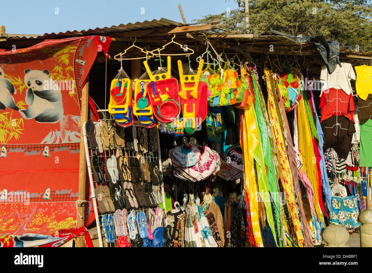 Negozio di souvenir t shirt camicie abbigliamento abbigliamento avvolge nel mercato locale a Mancora, Perù. Foto Stock