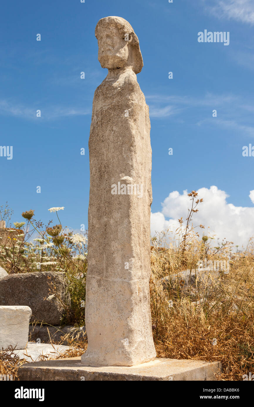 Statua vicino l'esedra e Via Sacra, Delos sito archeologico, Delos, vicino a Mykonos, Grecia Foto Stock