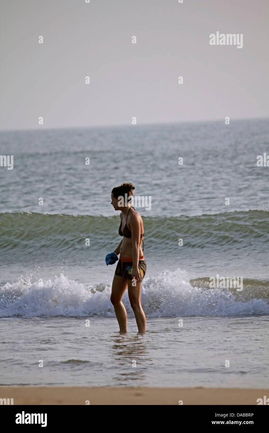 Donna sulla spiaggia, Goa, India Foto Stock