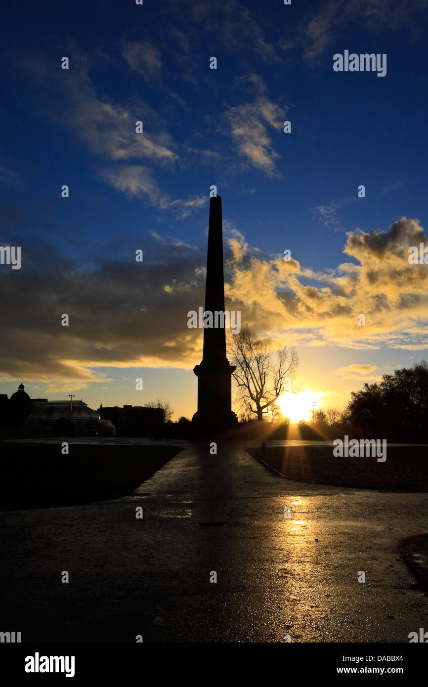 Il sole sorge alle spalle di Nelson's monumento nel cuore di Glasgow Green, Glasgow, su s freddo inverno di mattina Foto Stock