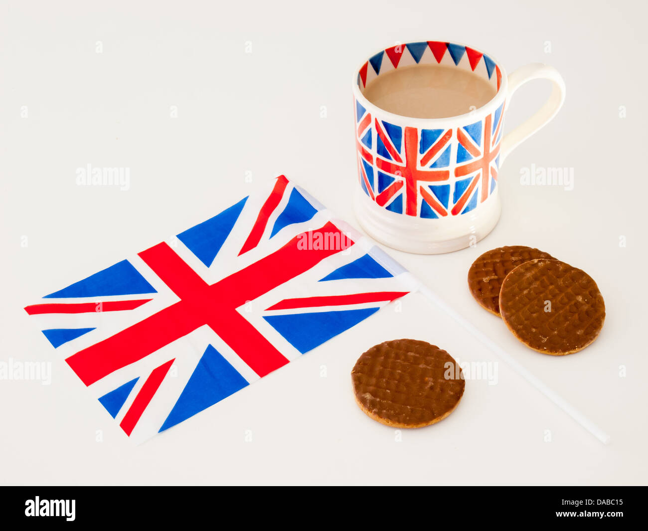 Una tazza di latte il tè inglese in un britannica union jack la tazza con il cioccolato biscotti digestivi e una bandiera britannica Foto Stock