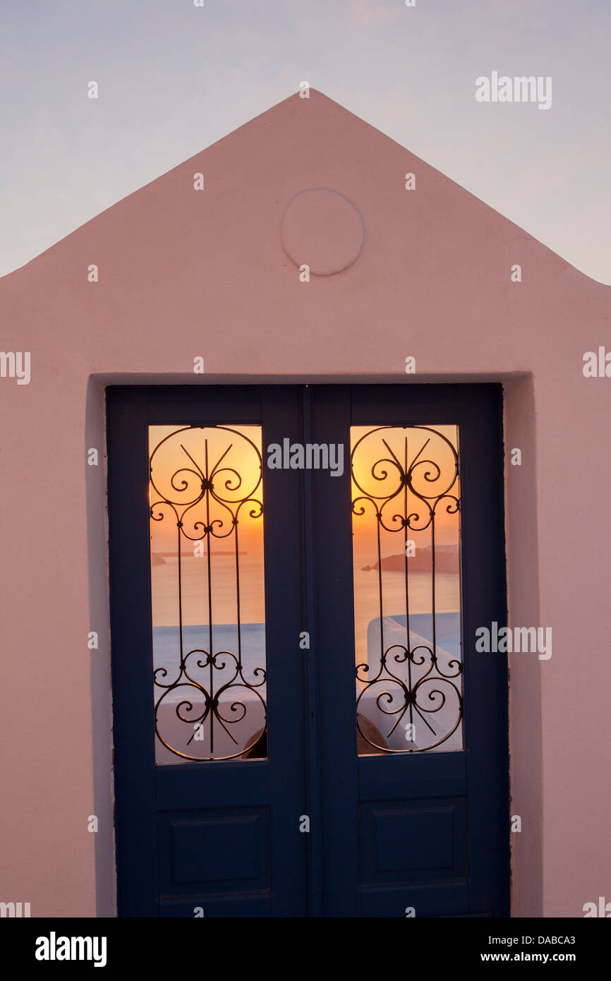 Porta con vista mare al tramonto, Imerovigli, Santorini, Grecia Foto Stock