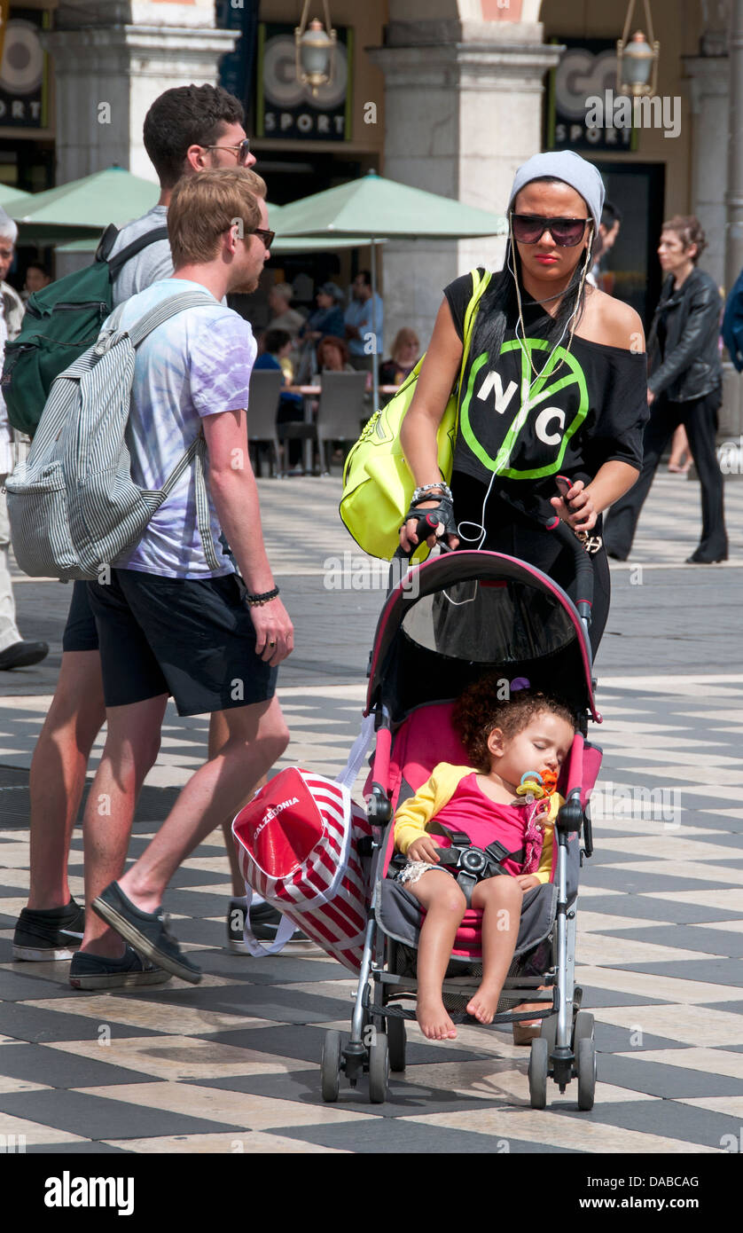 Giovani belle alla moda Madre con bambino NIZZA Place Massena Costa Azzurra Costa Azzurra Francia Foto Stock