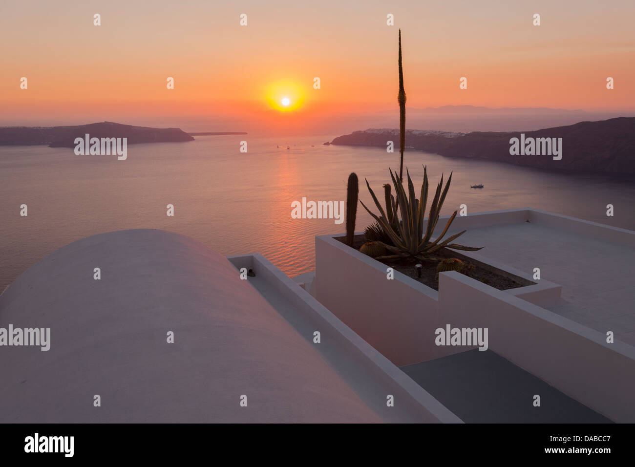 Proprietà greca con vista mare al tramonto, Imerovigli, Santorini, Grecia Foto Stock