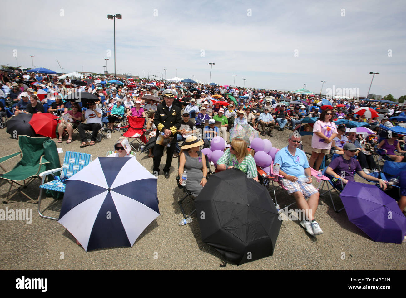 Prescott Valley, AZ, Stati Uniti d'America. 9 Luglio, 2013. La folla si ascolta un memoriale di servizio per i vigili del fuoco caduto al di fuori di Tim ha il Toyota Center in Prescott, Arizona. Il 19 Montagna Di Granito Hotshots uccisi nel Yarnell fuoco sono stati onorati come un gruppo martedì presso un memoriale in Prescott Valley. Vigili del fuoco da tutto il Nord America hanno aderito i familiari e i membri della comunità a pagare rispetta finale. Credito: Krista Kennell/ZUMAPRESS.com/Alamy Live News Foto Stock