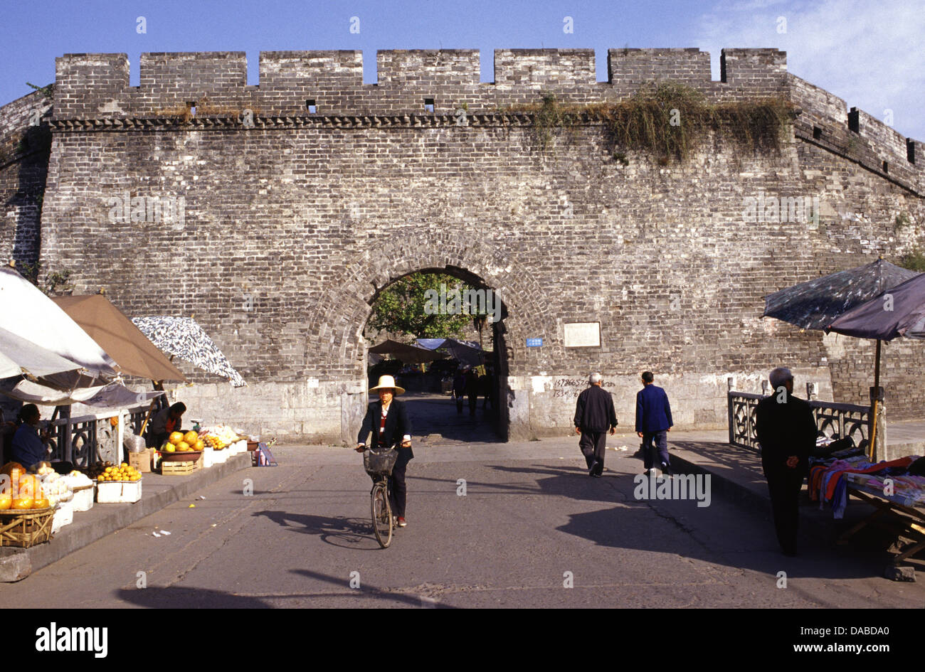 Esterno porta occidentale della città antica parete nella storica città di Jingzhou situato sulle rive del fiume Yangtze nel sud di Hubei, Cina Foto Stock