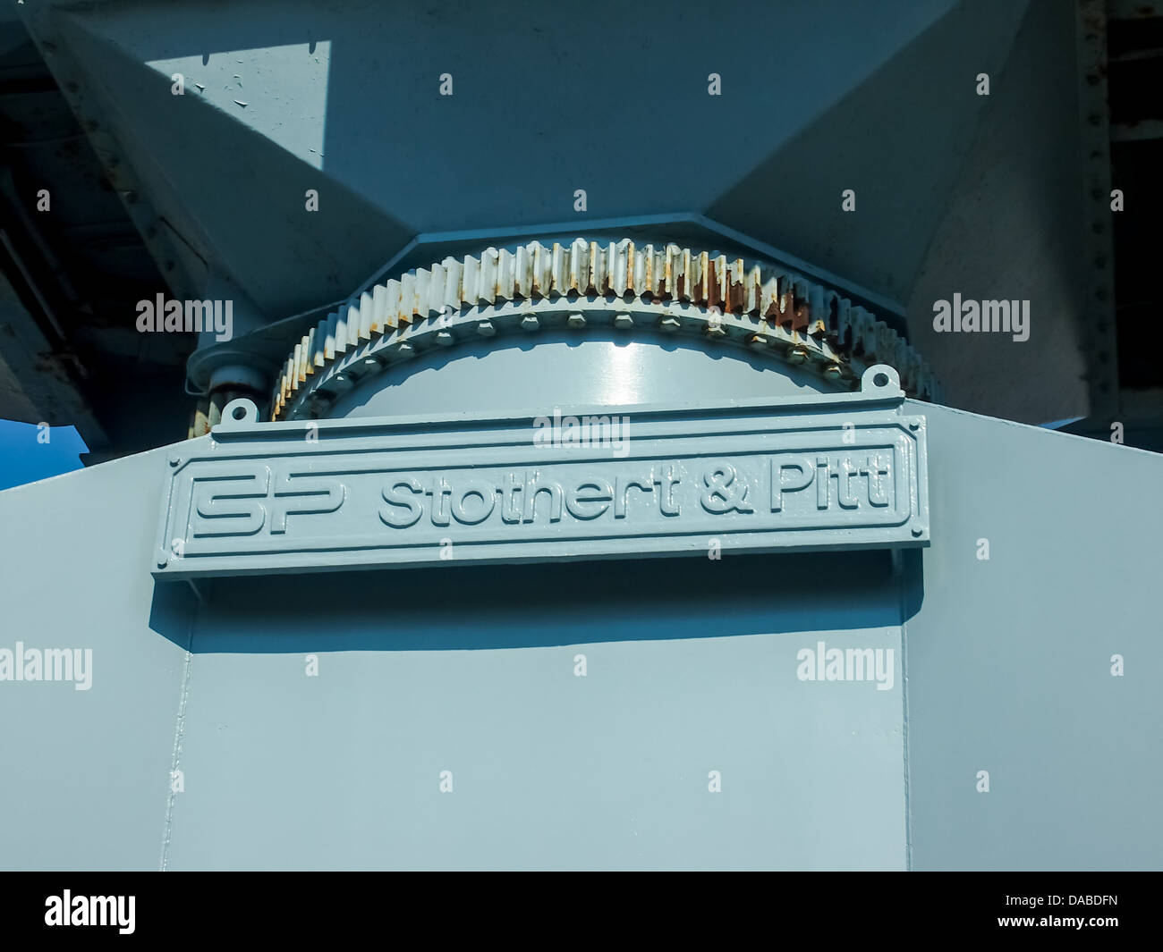 Una targhetta del nome e cog su una gru dockyard costruito dai produttori bagno Stothert & Pitt. Foto Stock