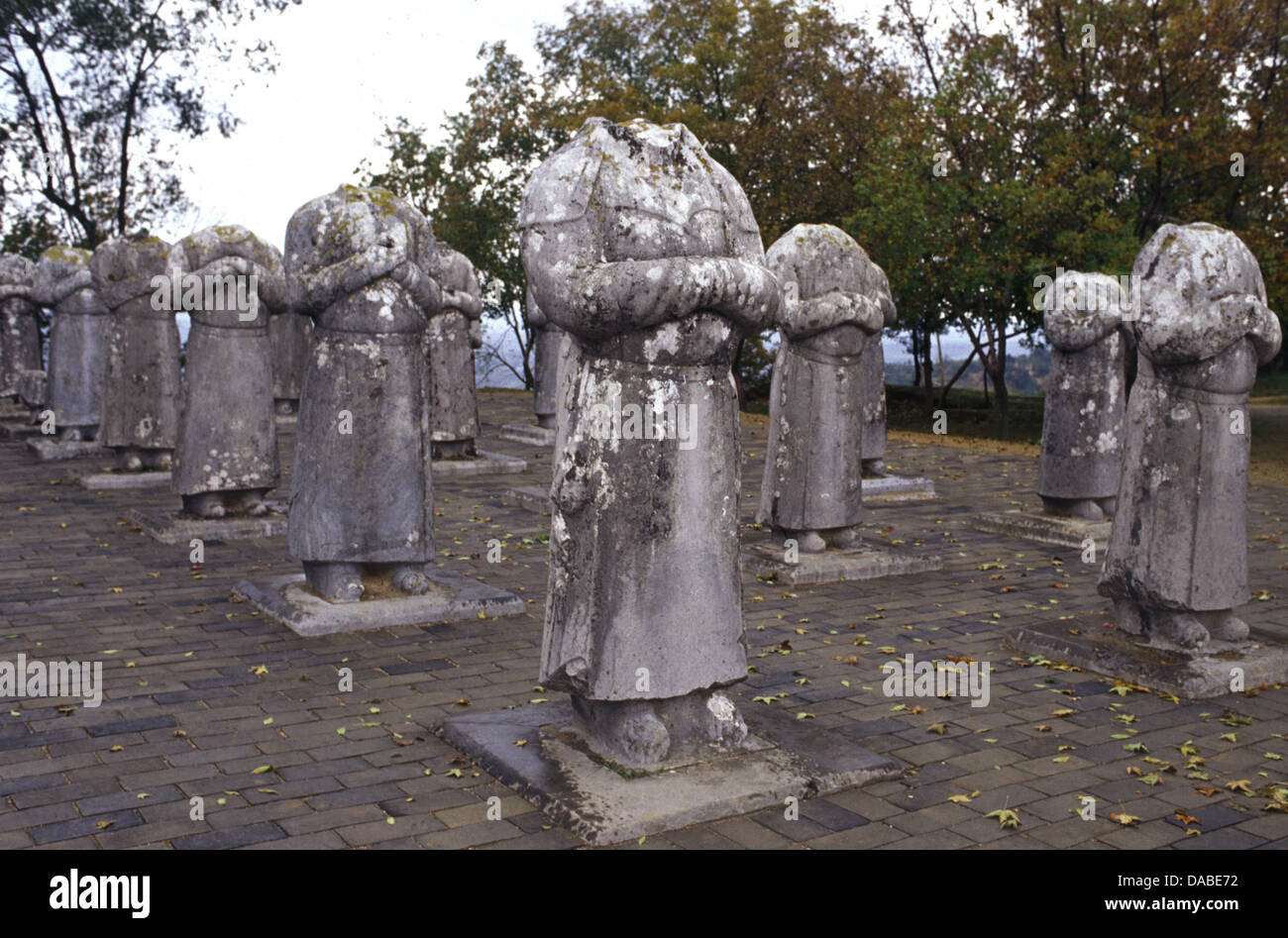 Statue in pietra di ambasciatori esteri ora decapitati al mausoleo Qianling nel distretto di Xianyang provincia di Shaanxi Cina Foto Stock