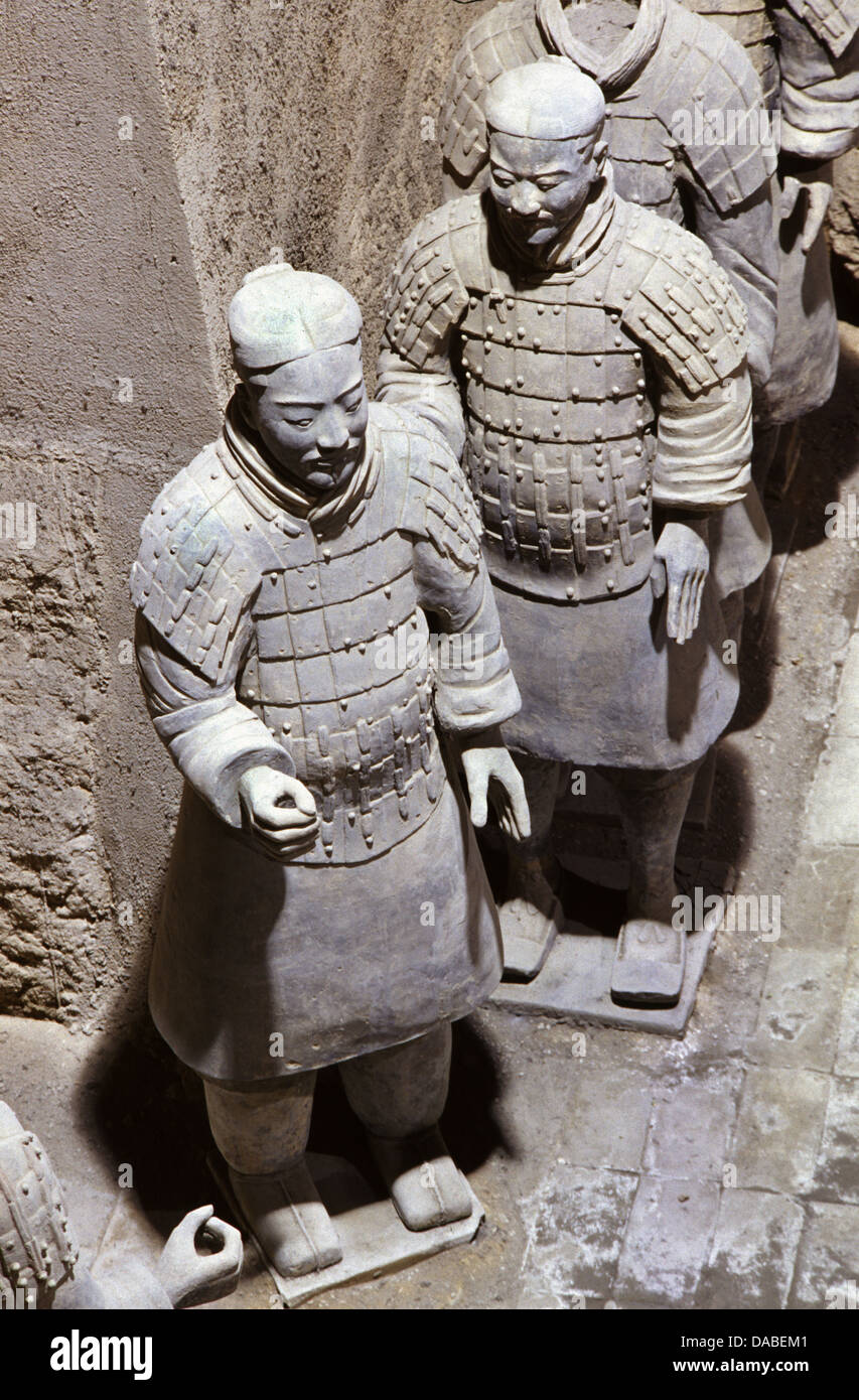 Fanti sculture dell'esercito di terracotta risalenti circa alla fine del terzo secolo a.c. che raffigura gli eserciti di Qin Shi Huang, il primo imperatore della Cina si trova nel distretto di Lintong a Xi'an, la capitale della provincia di Shaanxi, Cina Foto Stock