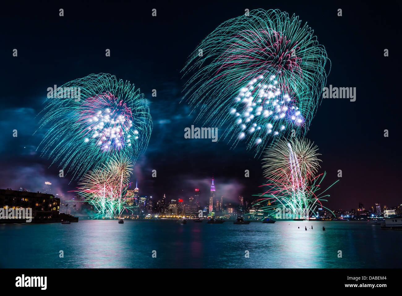 Macy's fuochi d'artificio del 4 luglio sul fiume Hudson con lo skyline di Manhattan e l'Empire State Building in background Foto Stock