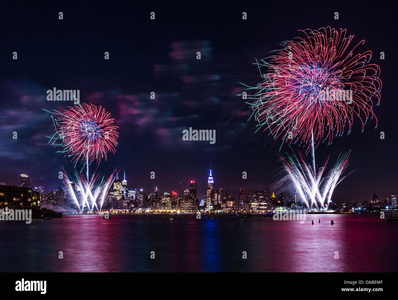 Macy's fuochi d'artificio del 4 luglio sul fiume Hudson con lo skyline di Manhattan e l'Empire State Building in background Foto Stock