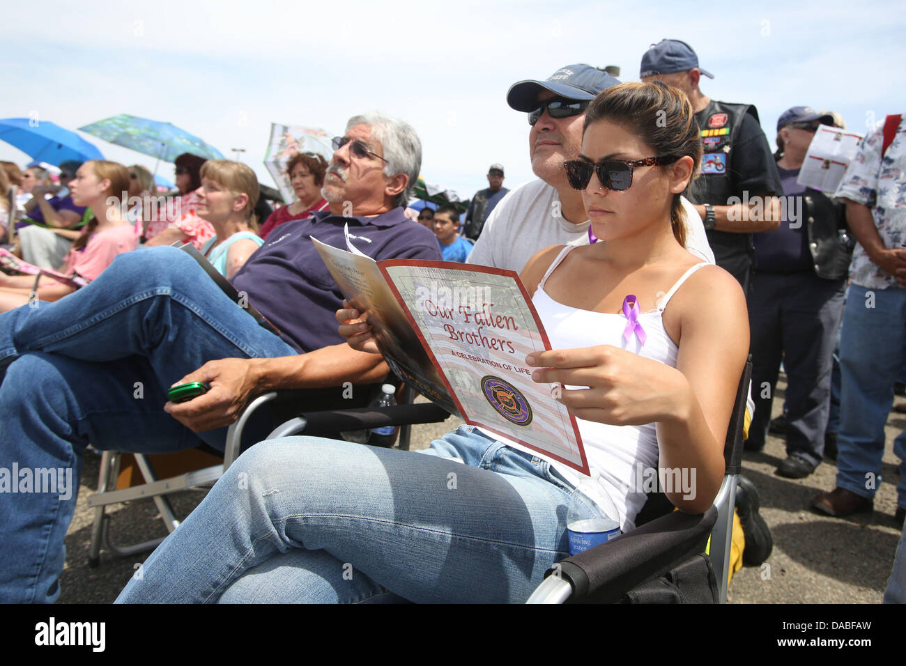 Prescott Valley, AZ, Stati Uniti d'America. 9 Luglio, 2013. La folla si ascolta un memoriale di servizio per i vigili del fuoco caduto al di fuori di Tim ha il Toyota Center in Prescott, Arizona. Il 19 Montagna Di Granito Hotshots uccisi nel Yarnell fuoco sono stati onorati come un gruppo martedì presso un memoriale in Prescott Valley. Vigili del fuoco da tutto il Nord America hanno aderito i familiari e i membri della comunità a pagare rispetta finale. Credito: Krista Kennell/ZUMAPRESS.com/Alamy Live News Foto Stock