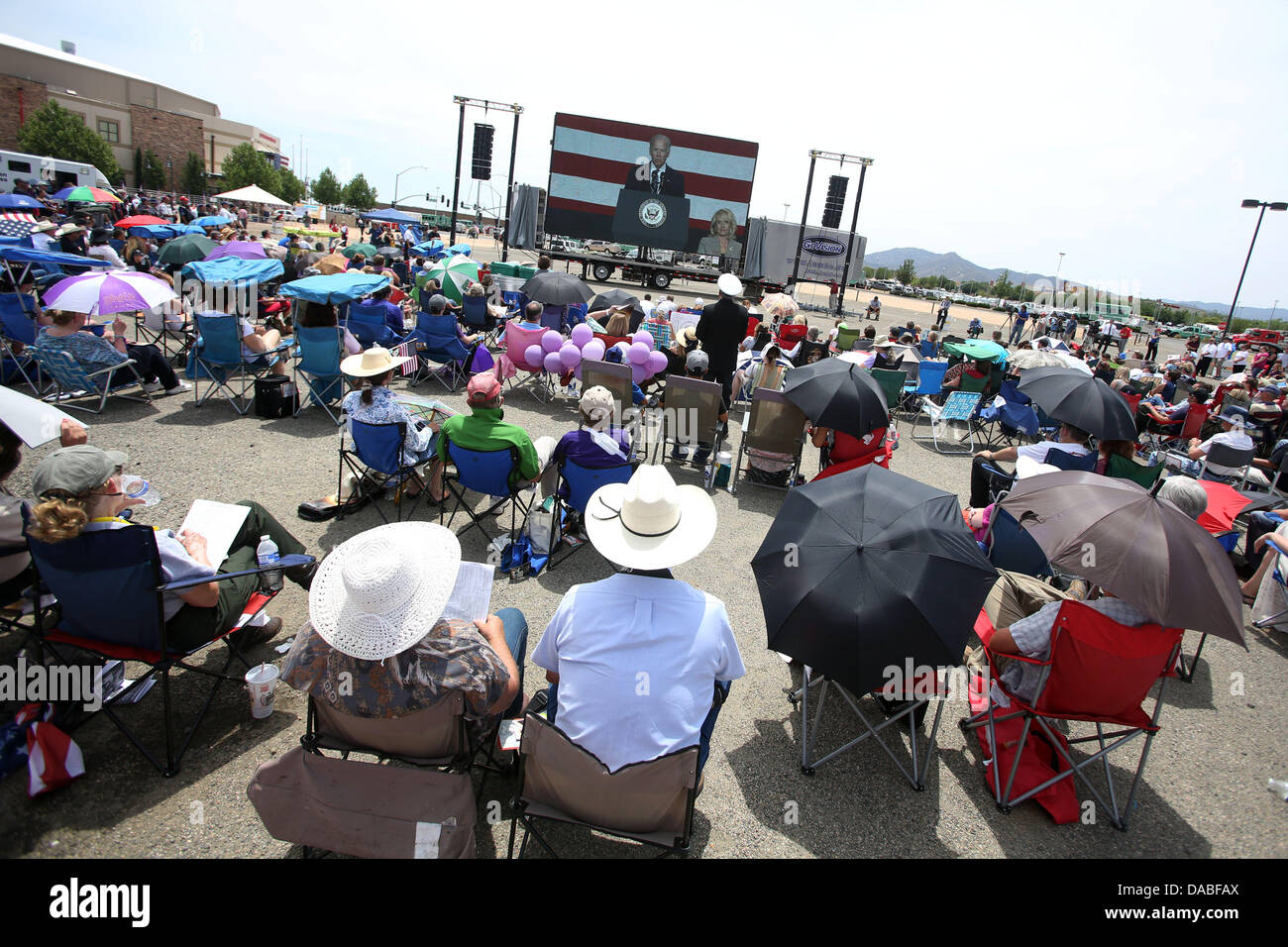Prescott Valley, AZ, Stati Uniti d'America. 9 Luglio, 2013. La folla si ascolta un memoriale di servizio per i vigili del fuoco caduto al di fuori di Tim ha il Toyota Center in Prescott, Arizona. Il 19 Montagna Di Granito Hotshots uccisi nel Yarnell fuoco sono stati onorati come un gruppo martedì presso un memoriale in Prescott Valley. Vigili del fuoco da tutto il Nord America hanno aderito i familiari e i membri della comunità a pagare rispetta finale. Credito: Krista Kennell/ZUMAPRESS.com/Alamy Live News Foto Stock