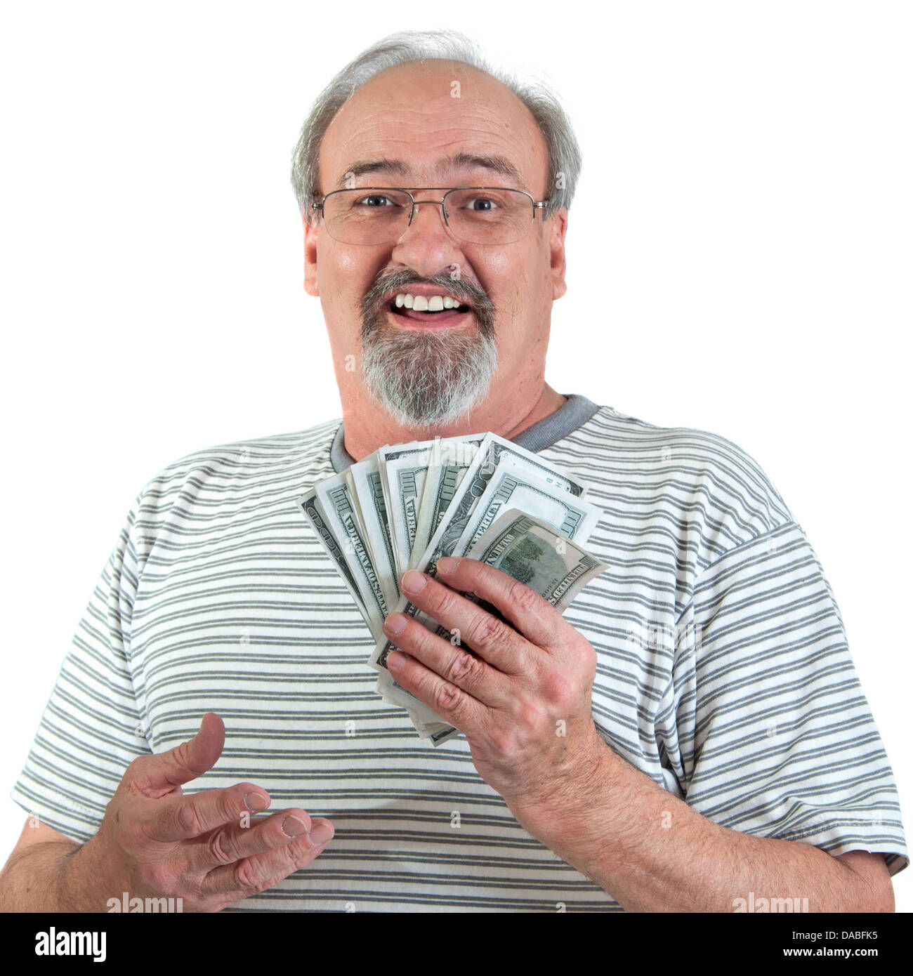 Uomo maturo sorrisi mentre tiene una manciata di American Hundred Dollar Bills. Isolato su uno sfondo bianco. Foto Stock