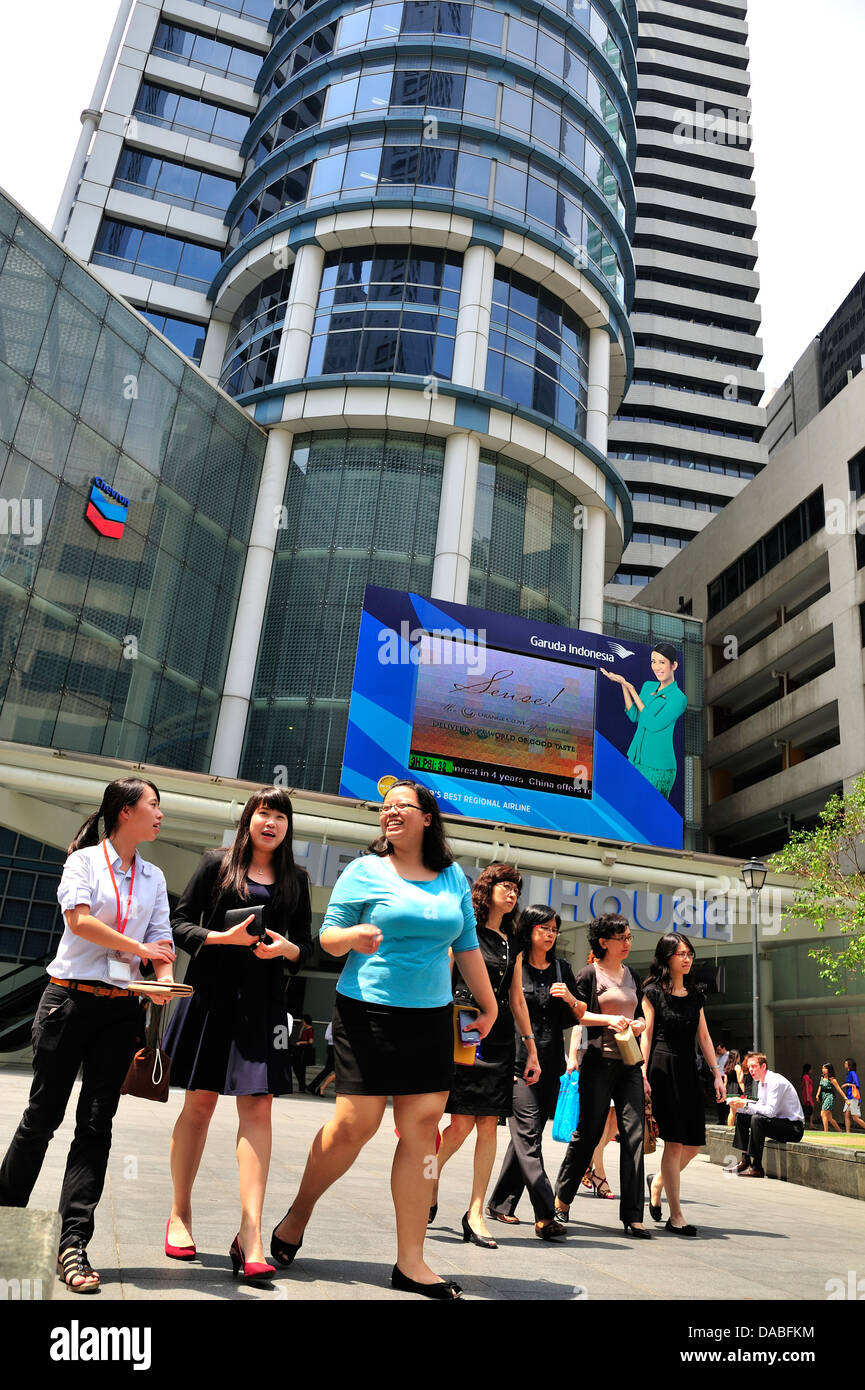 Ora di pranzo in Raffles Place Central Business District Singapore Foto Stock