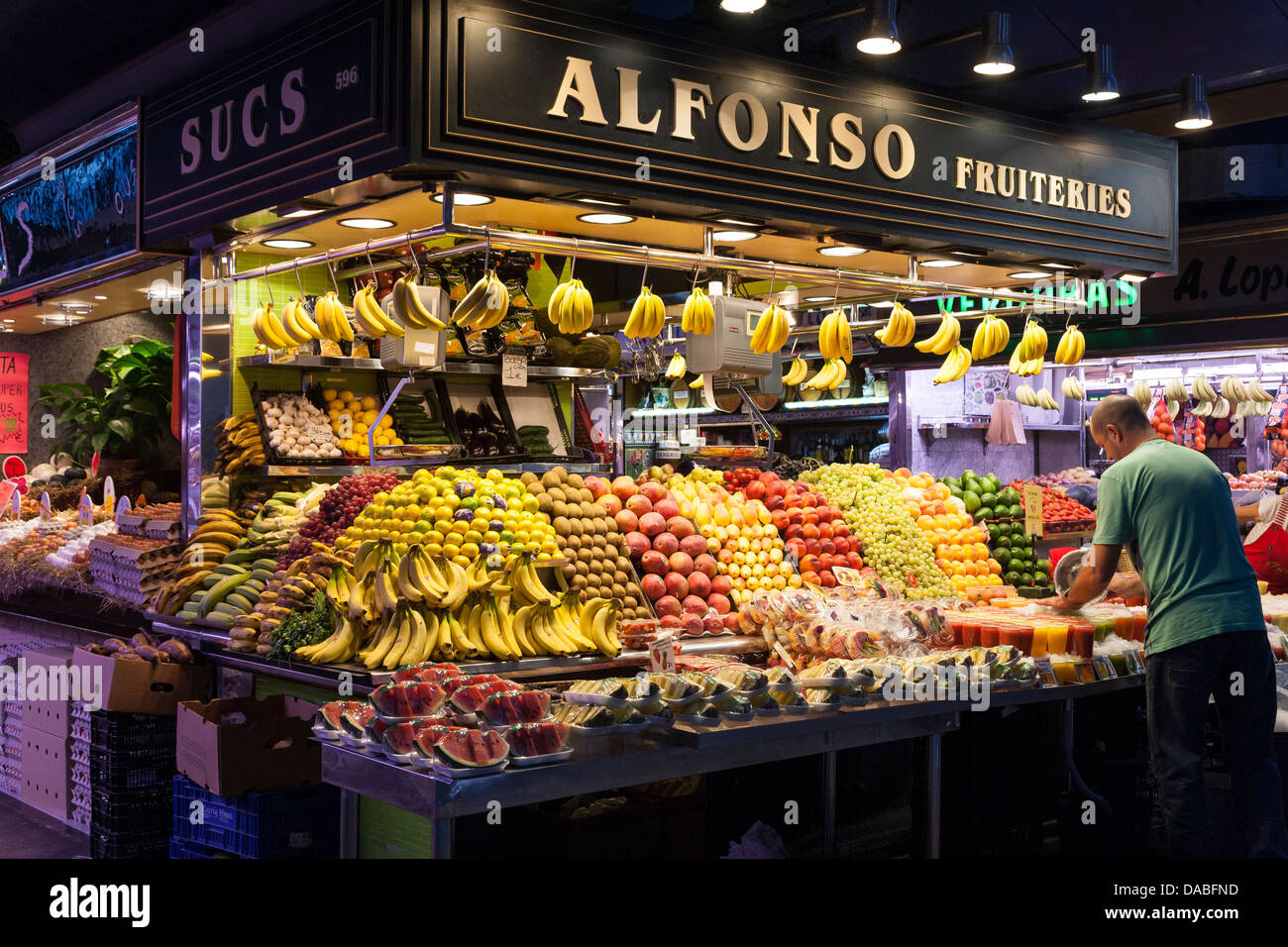 L'uomo vendita di produrre al mercato La Boqueria - Barcellona, in Catalogna, Spagna Foto Stock