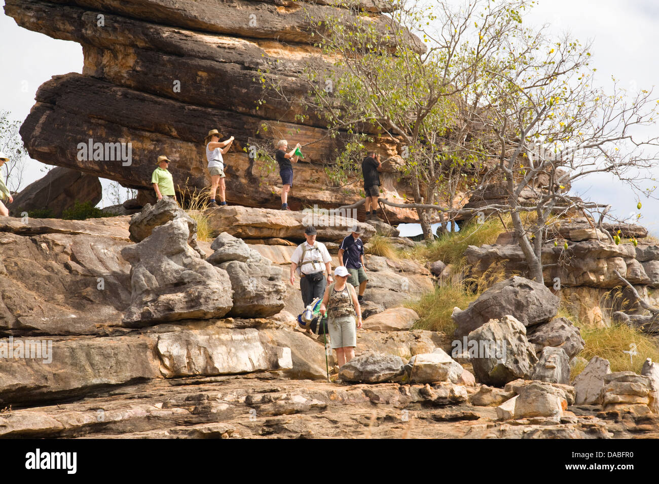 I turisti ed i visitatori la Scalata di roccie a Ubirr per visualizzare l'nadab floodplain,parco nazionale Kakadu,l'australia Foto Stock