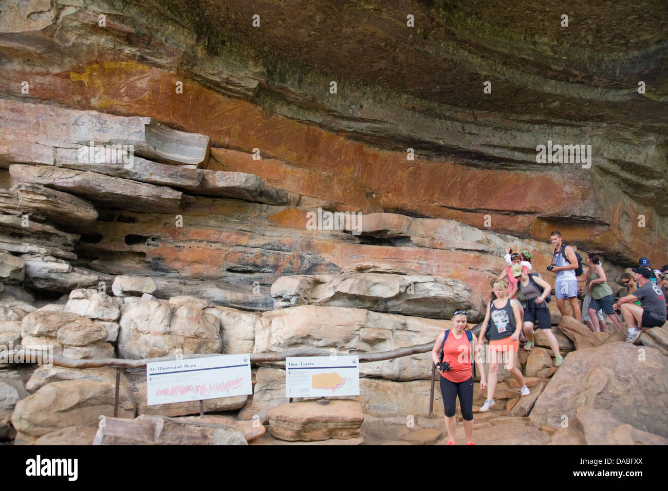 Tour di gruppo e turisti visitano l'arte rupestre a Ubirr nel parco nazionale di Kakadu, da parte di persone aborigene prime nazioni, NT, Australia Foto Stock