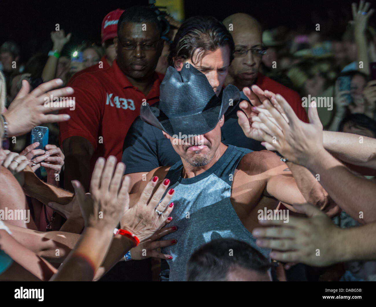 Tim McGraw performing live e passeggiando per il pubblico Foto Stock