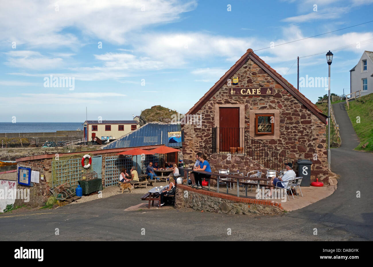 Cafe con gli ospiti in St. Abbs Harbour in confini Scozzesi Scozia Scotland Foto Stock
