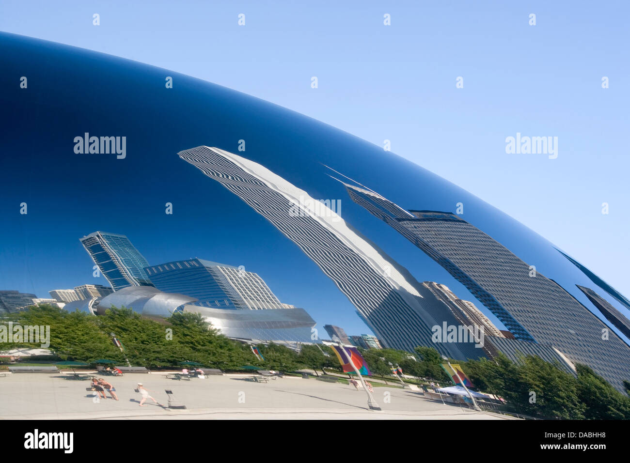 La riflessione sullo skyline del Cloud Gate Millennium Park riflessa downtown Chicago ILLINOIS USA Foto Stock