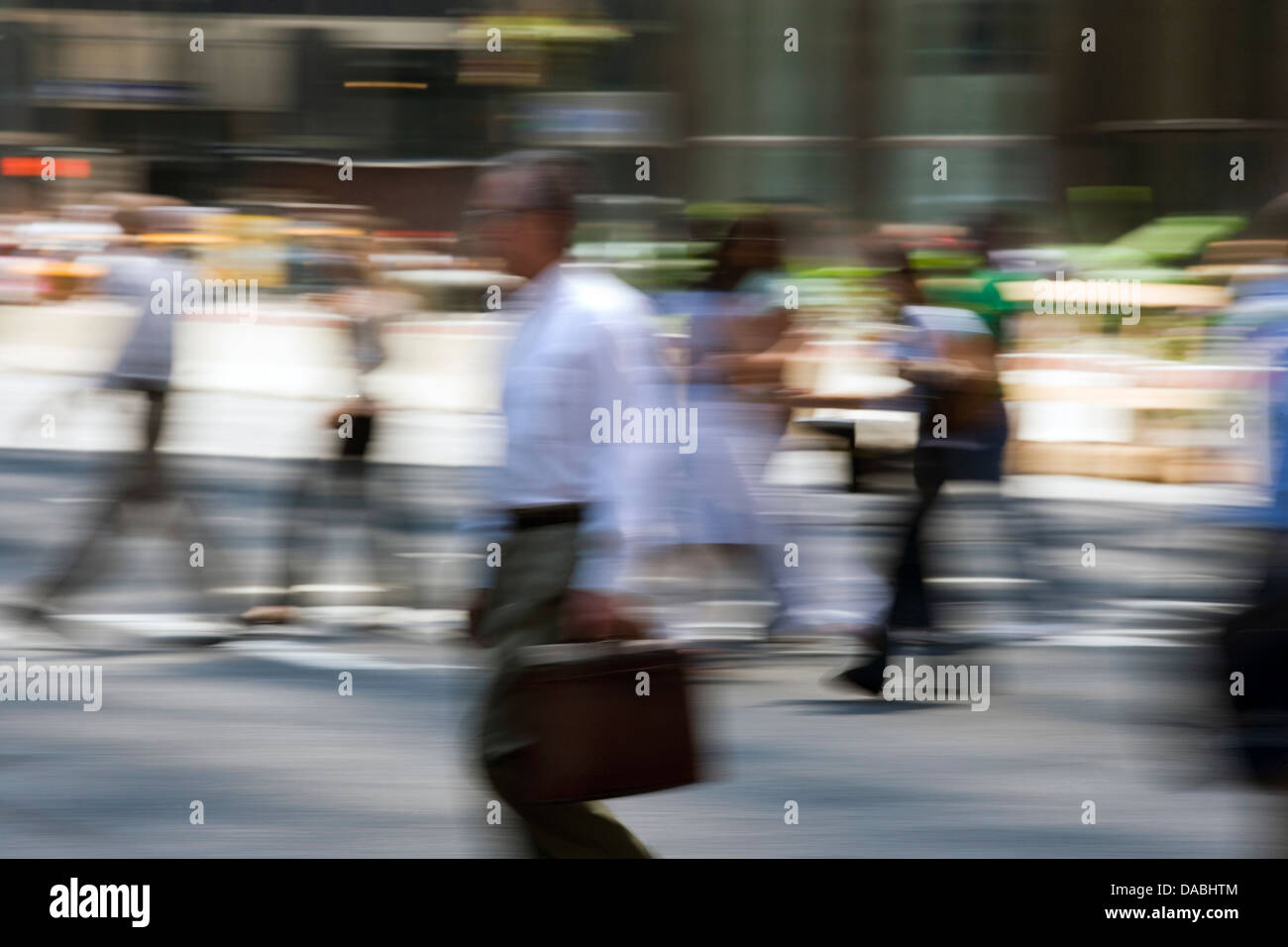 Folla indistinta attraversando via LEXINGTON AVENUE Midtown Manhattan NEW YORK CITY USA Foto Stock