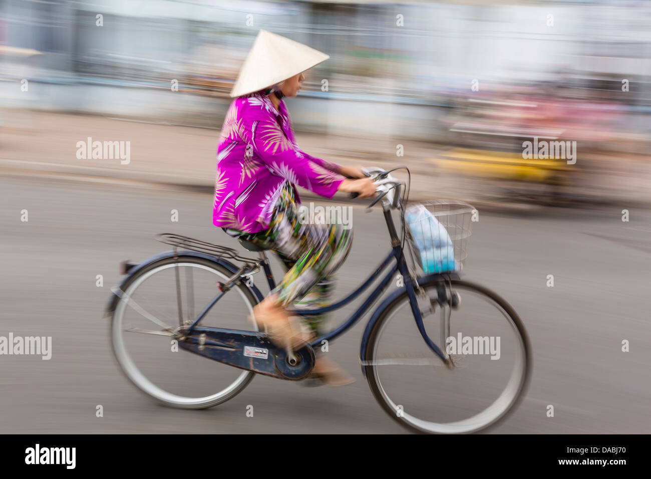 Donna sulla bicicletta, rallentare la velocità dello shutter, Chau Doc, Fiume Mekong Delta, Vietnam, Indocina, Asia sud-orientale, Asia Foto Stock