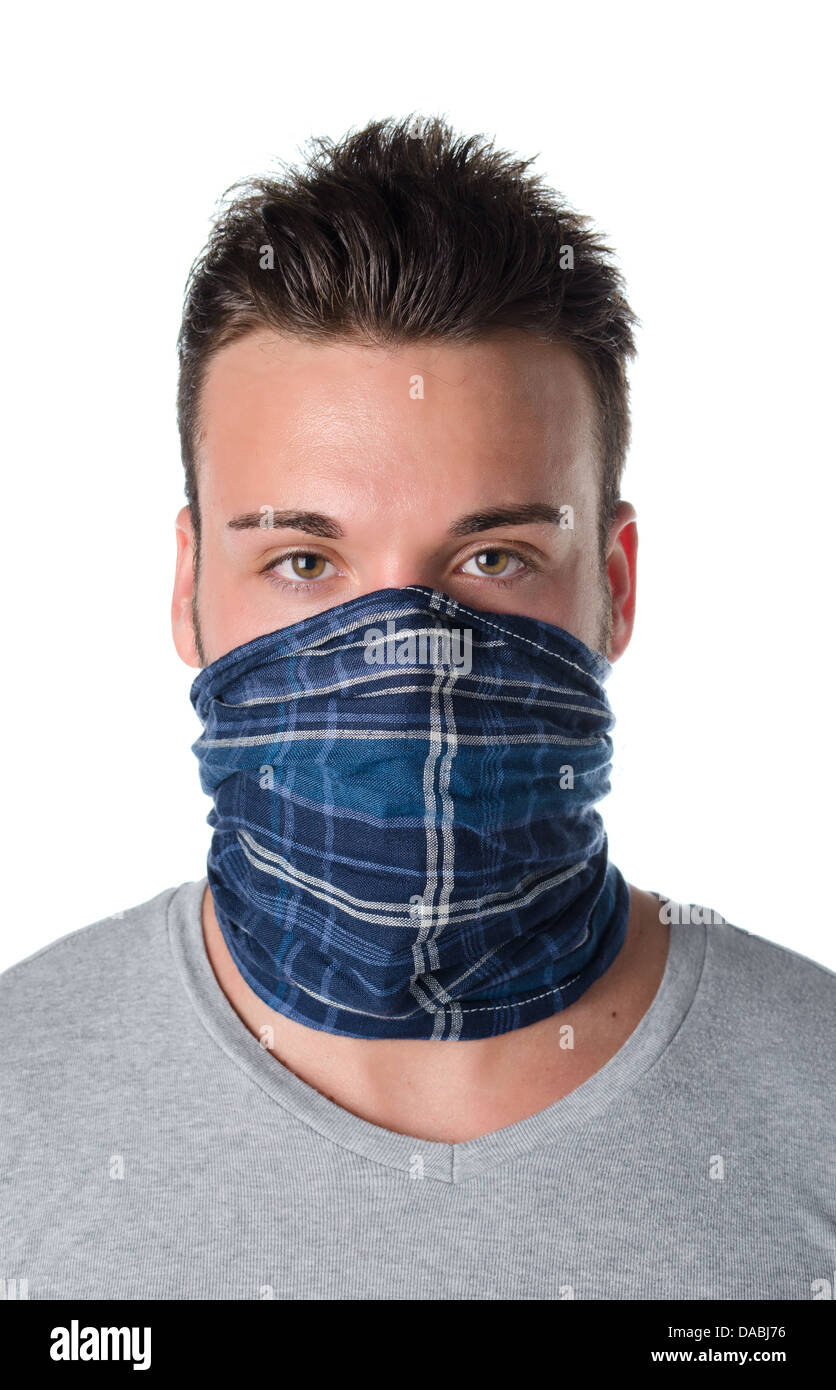 Bel giovane con maschera sulla faccia come un brigante o bandito, isolato su bianco Foto Stock