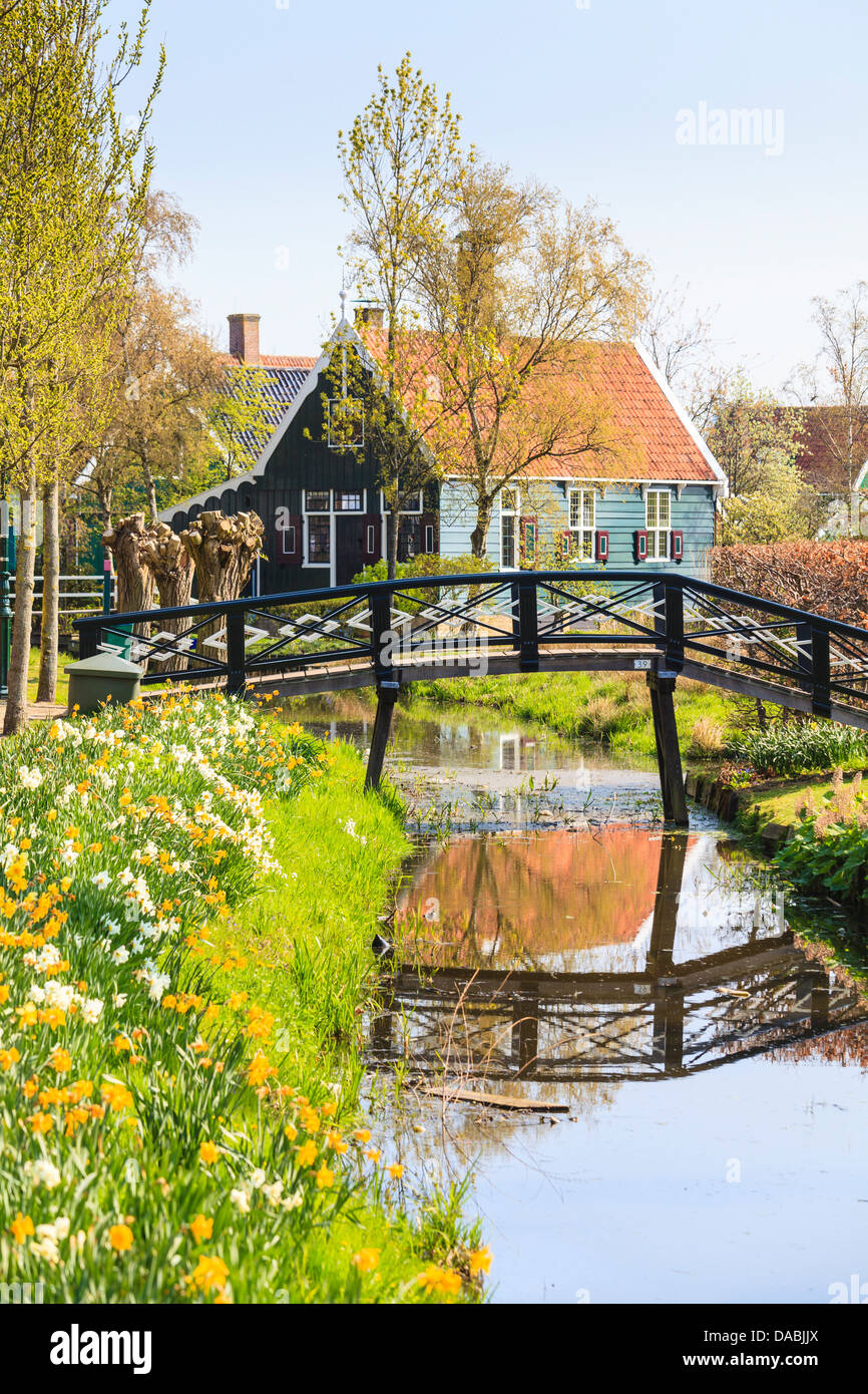 Conserve di case storiche a Zaanse Schans sulle rive del fiume Zaan, nei pressi di Amsterdam Zaandam, North Holland, Paesi Bassi Foto Stock