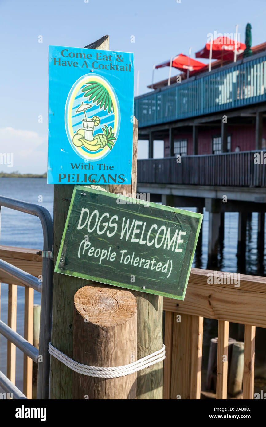 I cani sono ammessi, persone tollerato; divertente restaurant sign posted in Cedar Key, Florida. Foto Stock