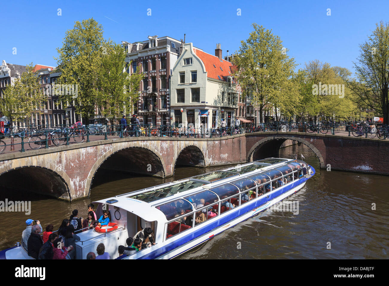 Imbarcazione turistica che attraversa il canale Keizersgracht, Amsterdam, Paesi Bassi, Europa Foto Stock