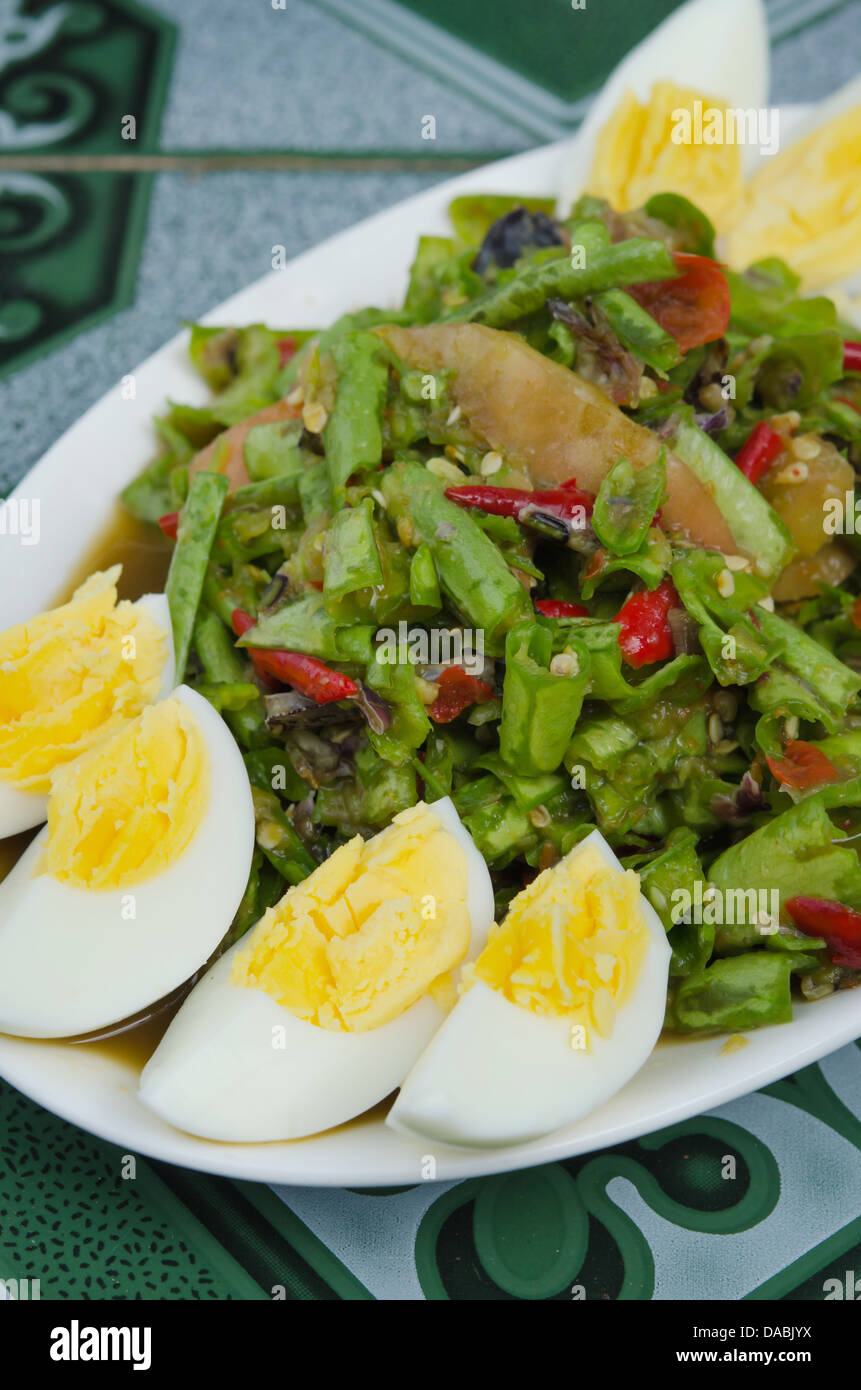 String bean insalata piccante sulla piastra serviti uova sode Foto Stock