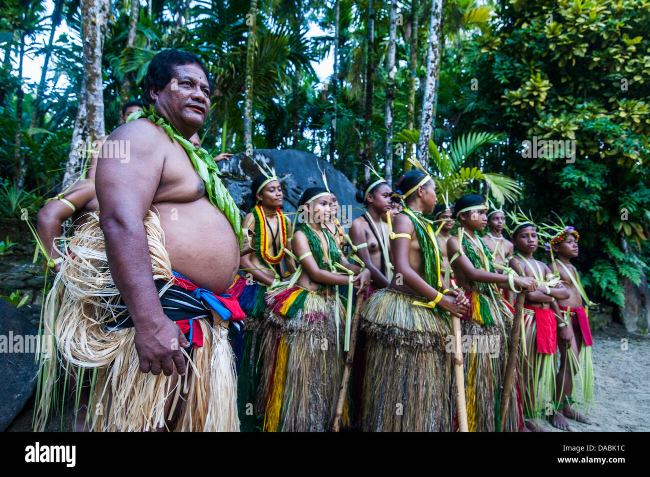 Tradizionalmente condita isolani in posa per la fotocamera, Isola di Yap, Stati Federati di Micronesia, Isole Caroline, Pacific Foto Stock