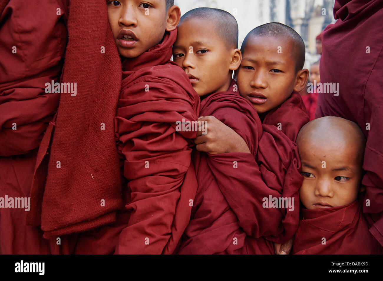 I monaci in processione durante la Luna Piena Festival, Pato tempio di Ananda, Bagan (pagano), Myanmar (Birmania), Asia Foto Stock