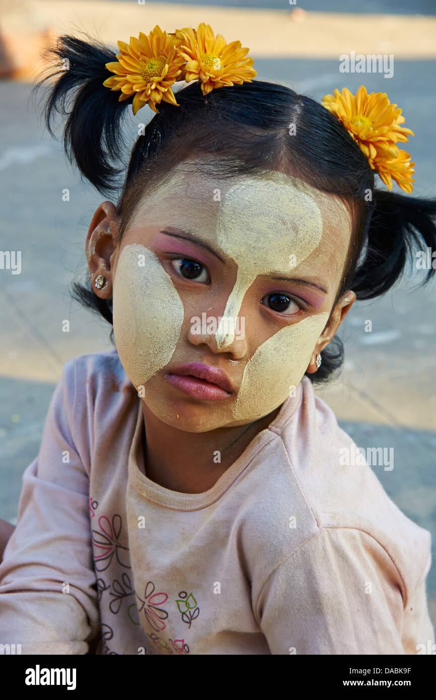 Giovane ragazza birmano, Bagan (pagano), Myanmar (Birmania), Asia Foto Stock