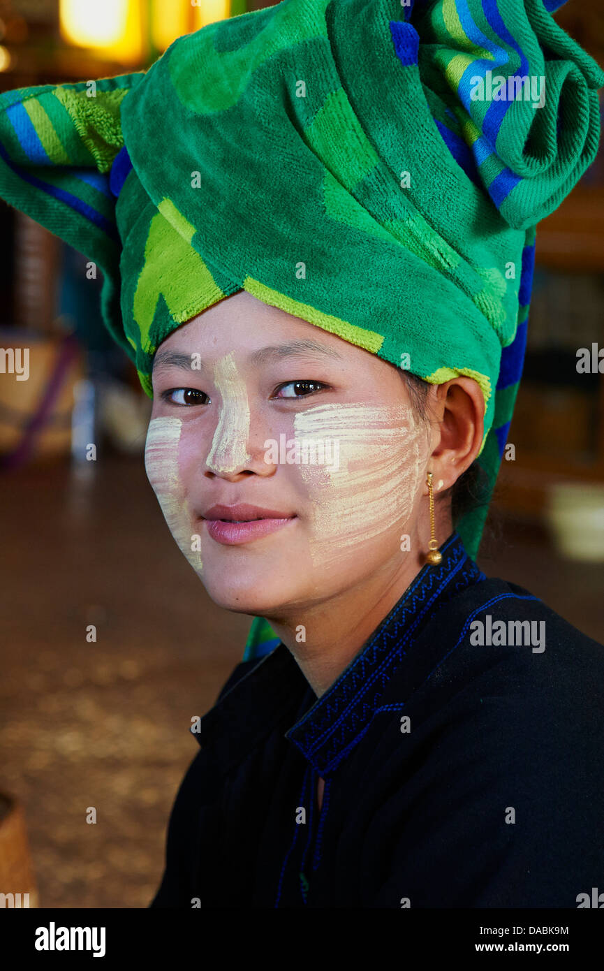 Giovane donna della Pa-O gruppo etnico, Lago Inle, Stato Shan, Myanmar (Birmania), Asia Foto Stock