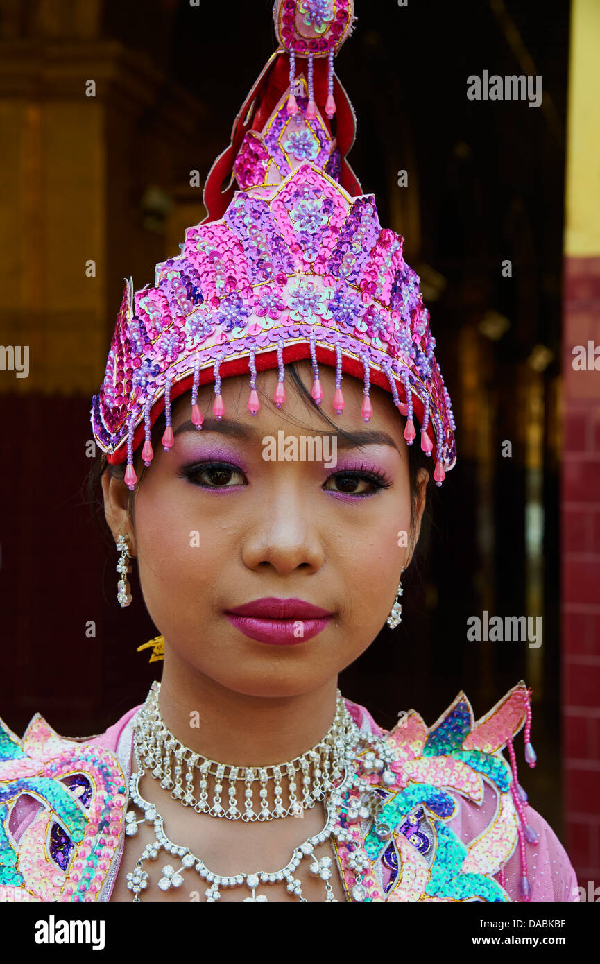 Giovane ragazza birmana durante il rituale per diventare una suora, Mahamuni Paya, Mandalay Myanmar (Birmania), Asia Foto Stock