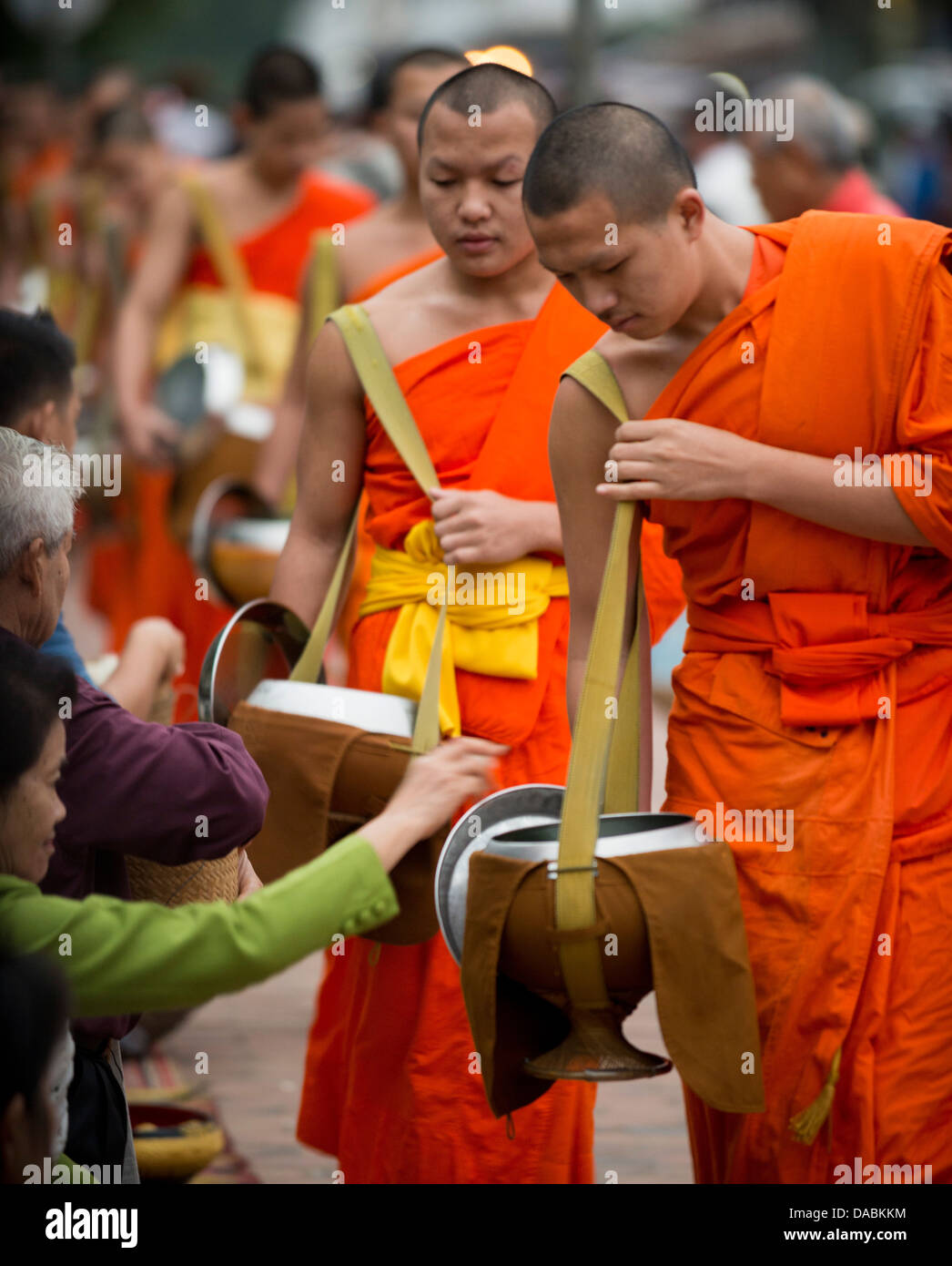 I monaci buddisti durante l elemosina dando cerimonia (Tak Bat), Luang Prabang, Laos, Indocina, Asia sud-orientale, Asia Foto Stock