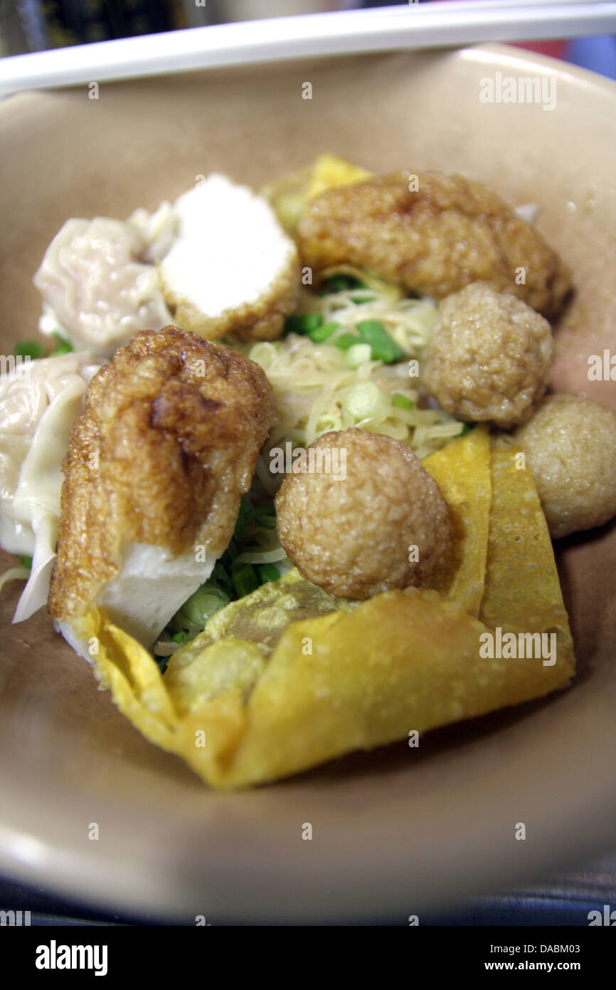 Maiale cinese noodle con fishball Foto Stock