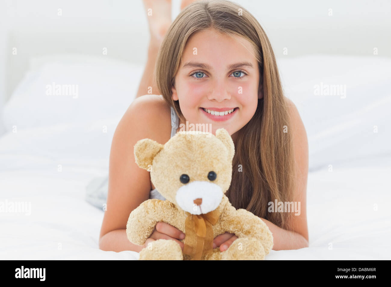 Carino giovane ragazza tenendo un orsacchiotto Foto Stock