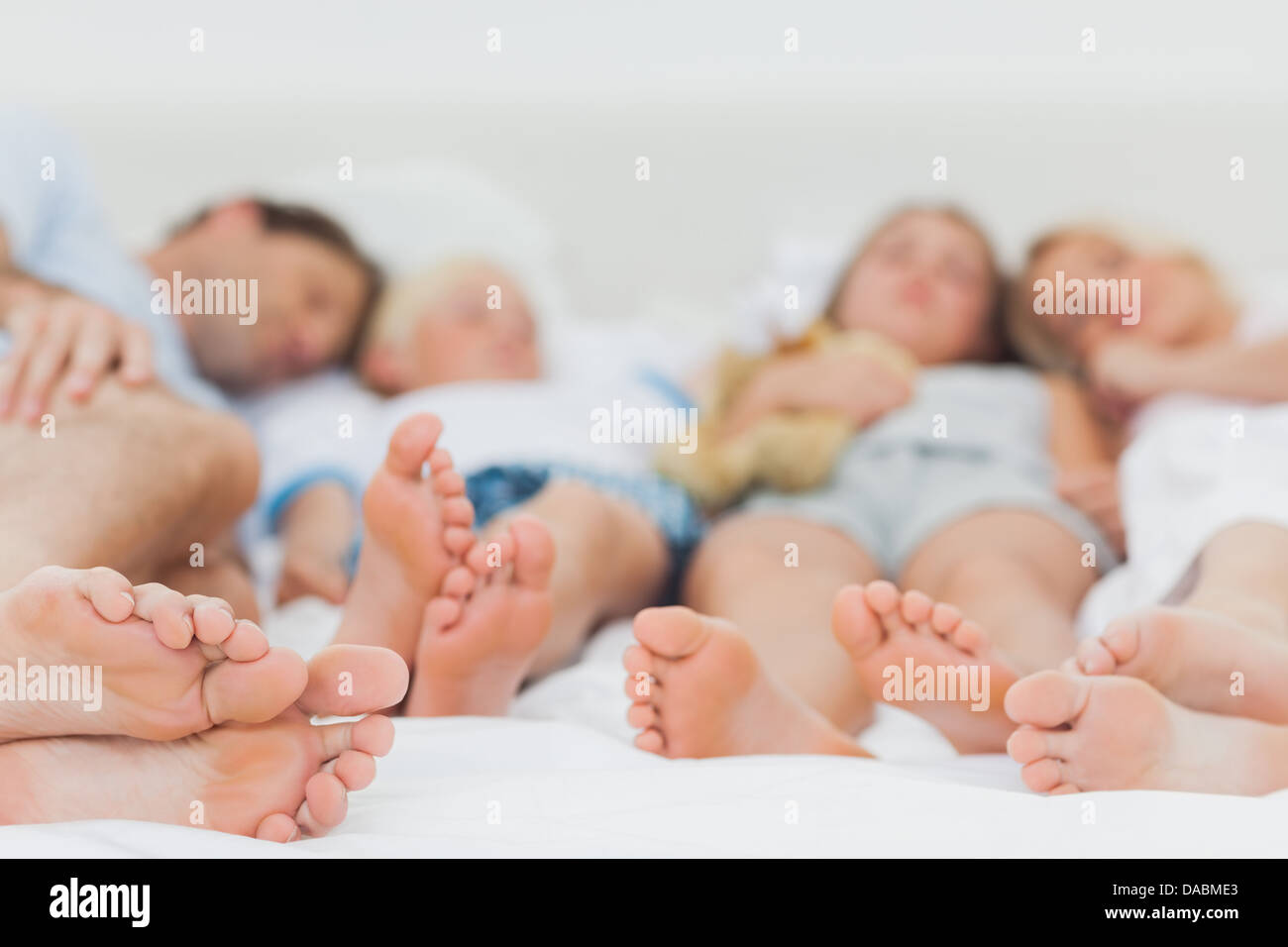 Close up dei piedi di una famiglia Foto Stock