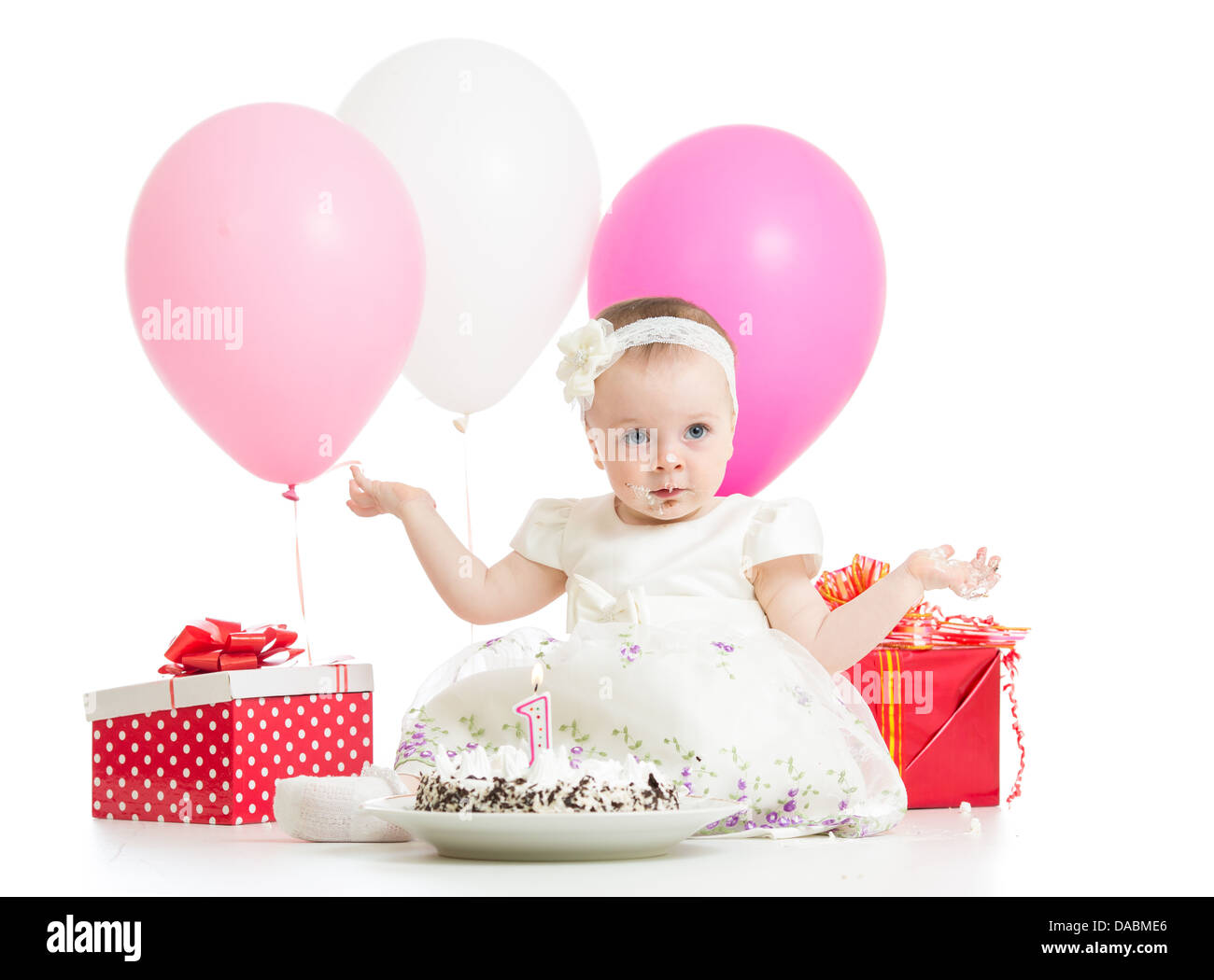 Gioiosa bambina con torta, palloncini e regali. Isolato su bianco. Foto Stock