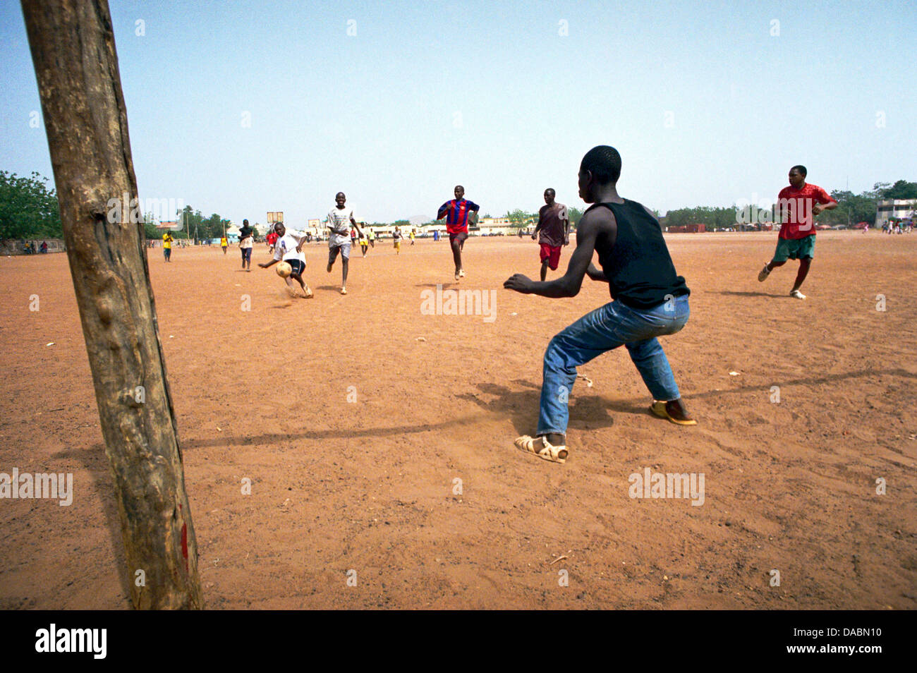 In sobborgo Corofina Nord Bamako Mali non vi è campo polveroso che facilita la vita aziendale in particolare giovani raccogliere Foto Stock