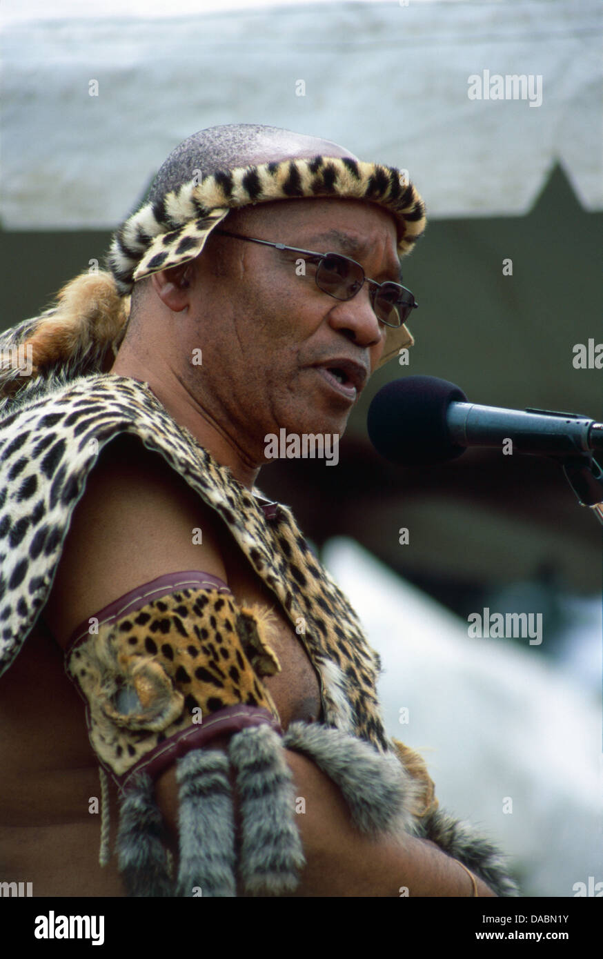 Ex il vicepresidente sudafricano Jacob Zuma in tradizionale regalia incluso Leopard offre la pelle durante il parlato Shaka giorno Foto Stock