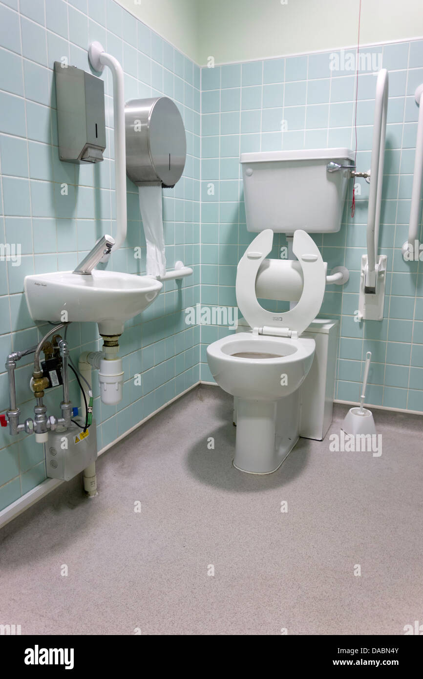 Un ben attrezzato bagno per disabili Foto Stock