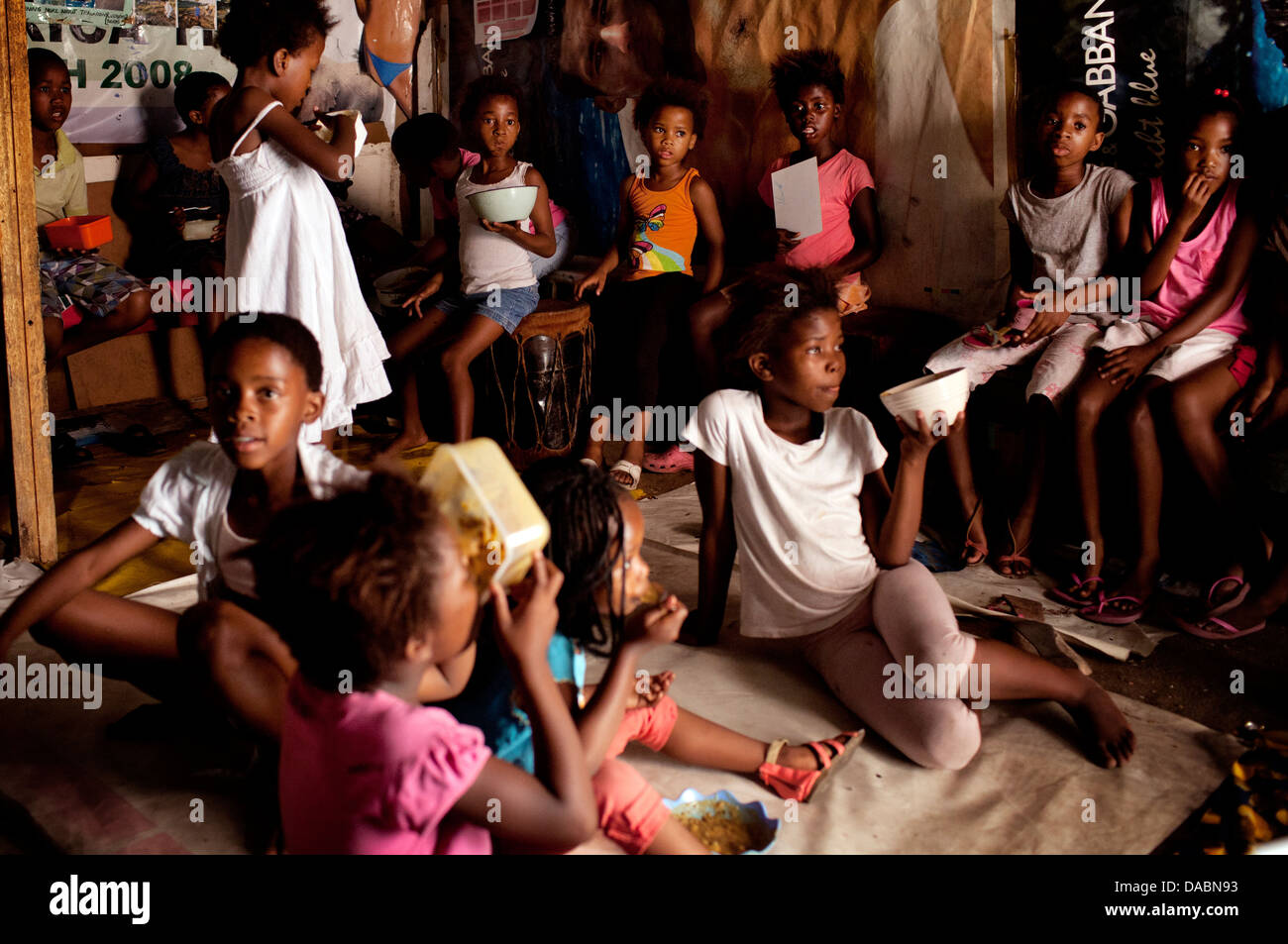 I bambini africani pranzare prima lezione di ballo Patricia corre volontario scuola di danza home in Langa a Città del Capo in Sud Africa Foto Stock