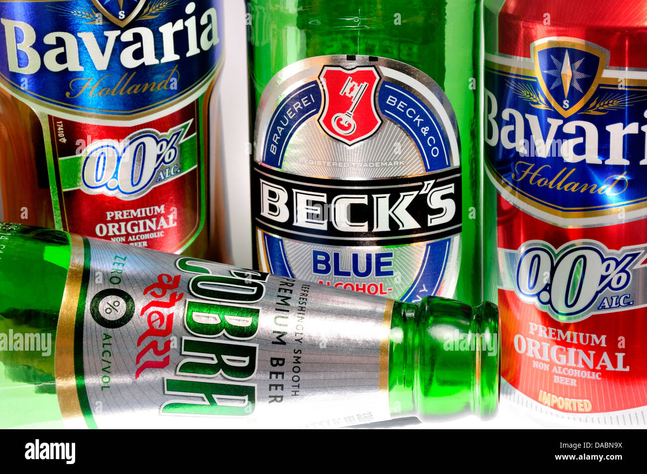 La birra analcolica bottiglie e può Foto Stock