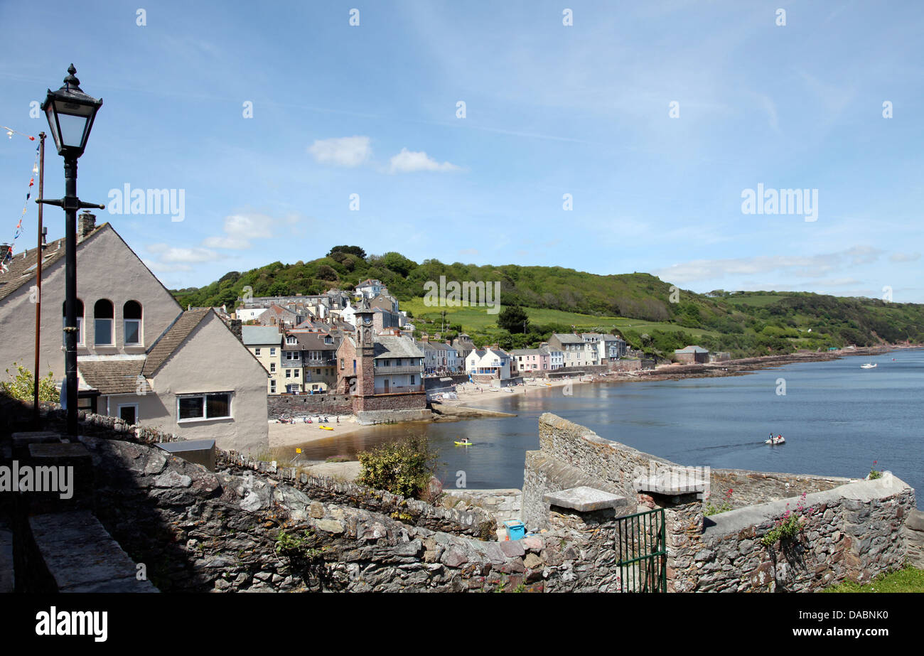 Vista da sopra del villaggio di Kingsand, Girt Beach e la scindono, Plymouth Sound, Cornwall, England, Regno Unito, Europa Foto Stock