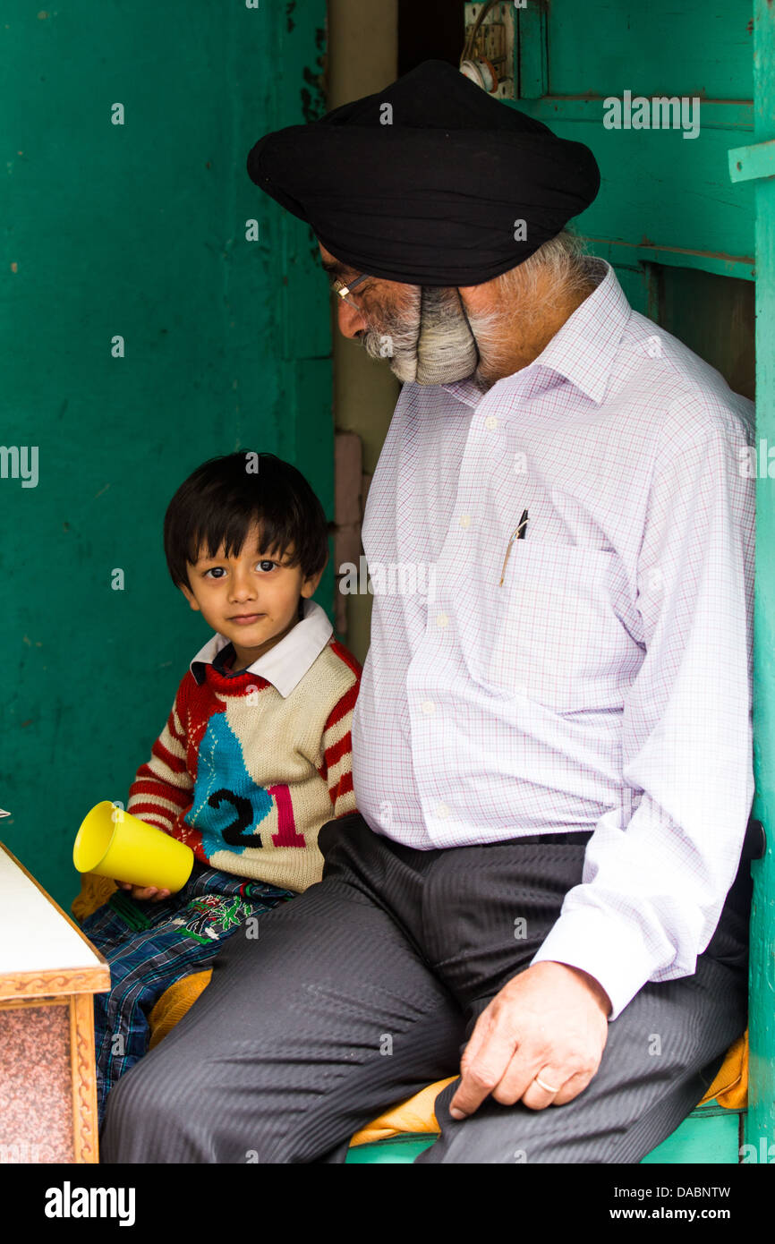 La religione sikh nonno e sua nipote, Mussoorie, India Foto Stock