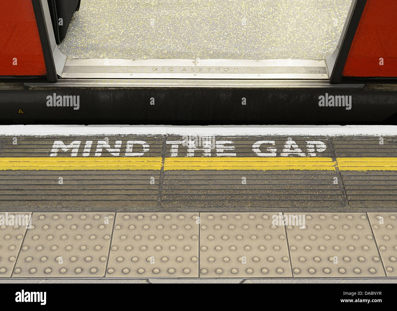 Mente il divario segno di avvertimento sul bordo della piattaforma di una stazione della metropolitana di Londra. Foto Stock